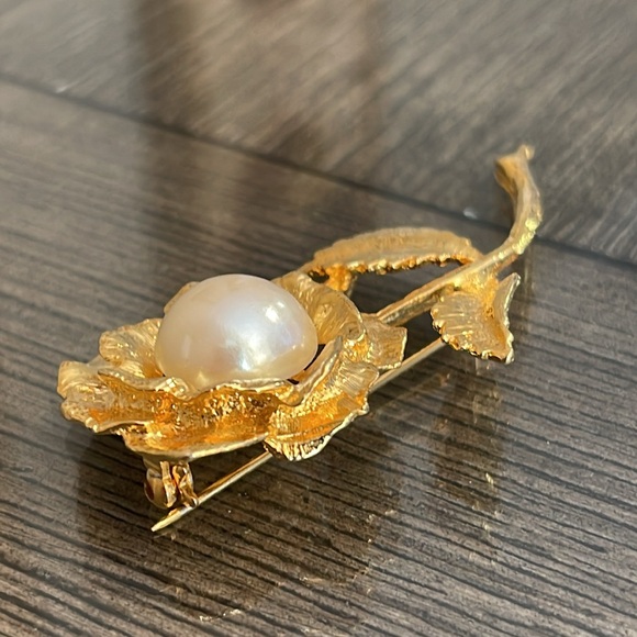 Vintage Gold-tone Flower Pin with Faux Pearl Center - Picture 12 of 12